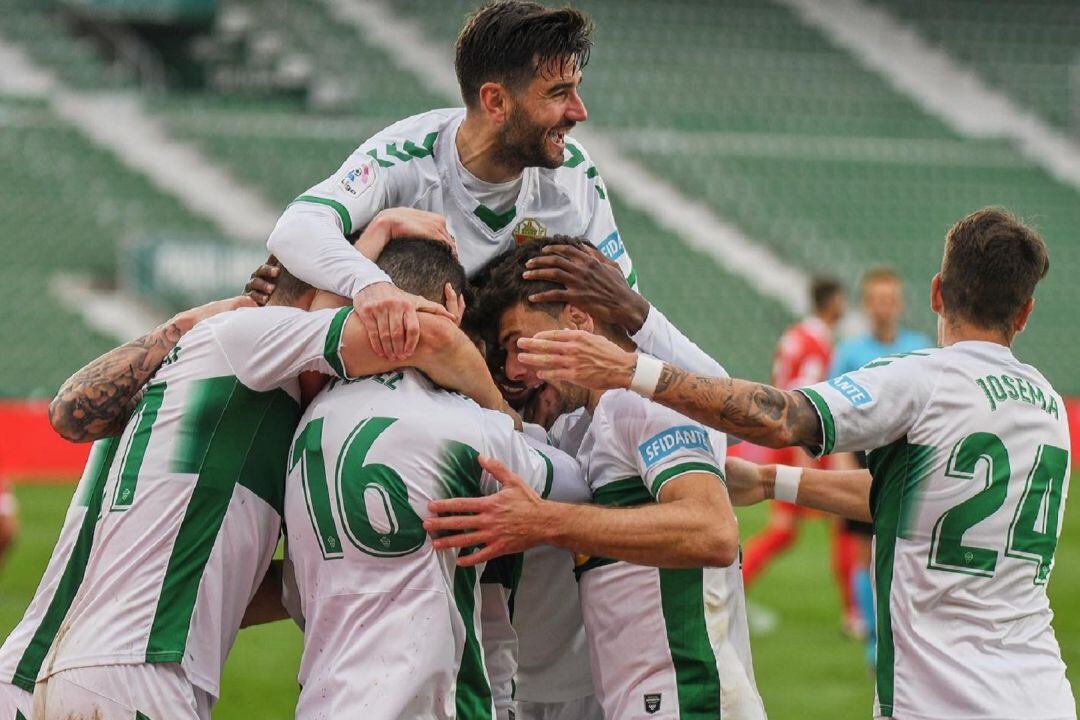 Los jugadores del Elche celebran uno de los goles al Sevilla