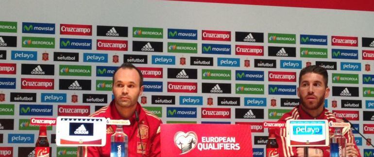 Andrés Iniesta y Sergio Ramos comparecen ante los medios.