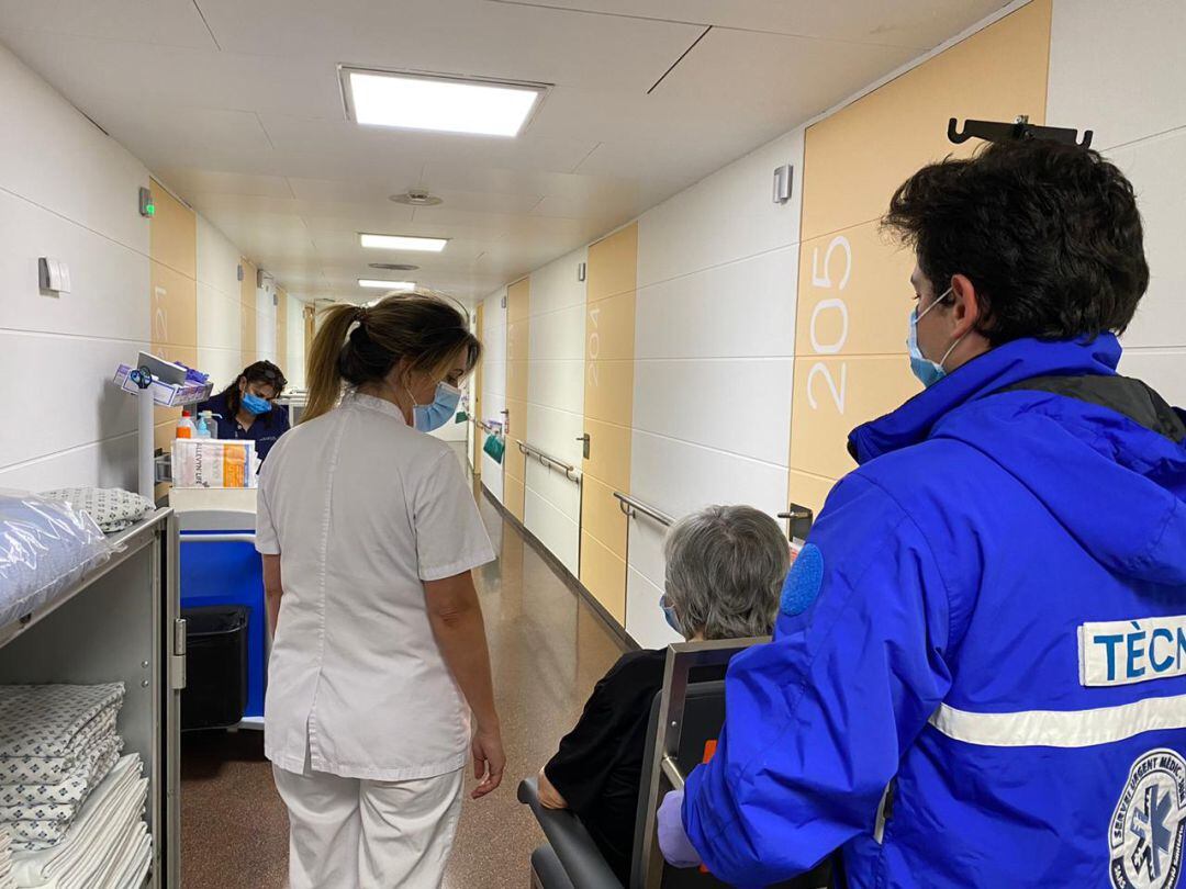 Una pacient en el moment de ser donada d'alta després de superar el coronavirus, en la primera onada.