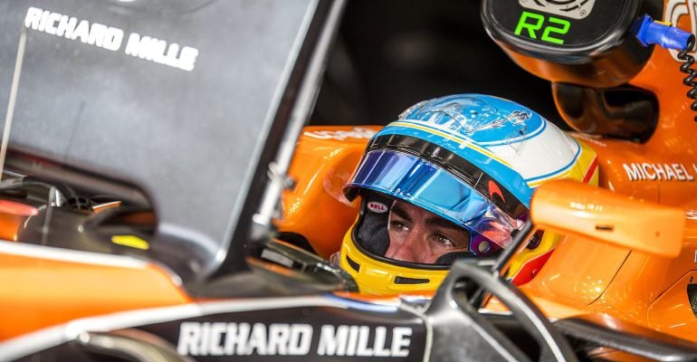 Fernando Alonso, en el box de Mclaren-Honda