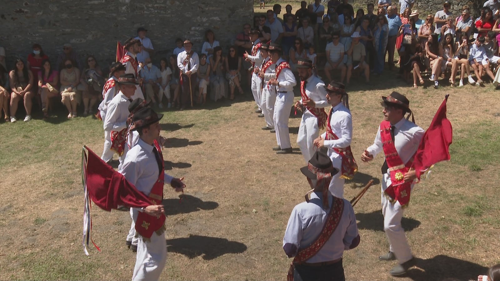 Danzantes junto al Santuario de la Virgen de Trascastro