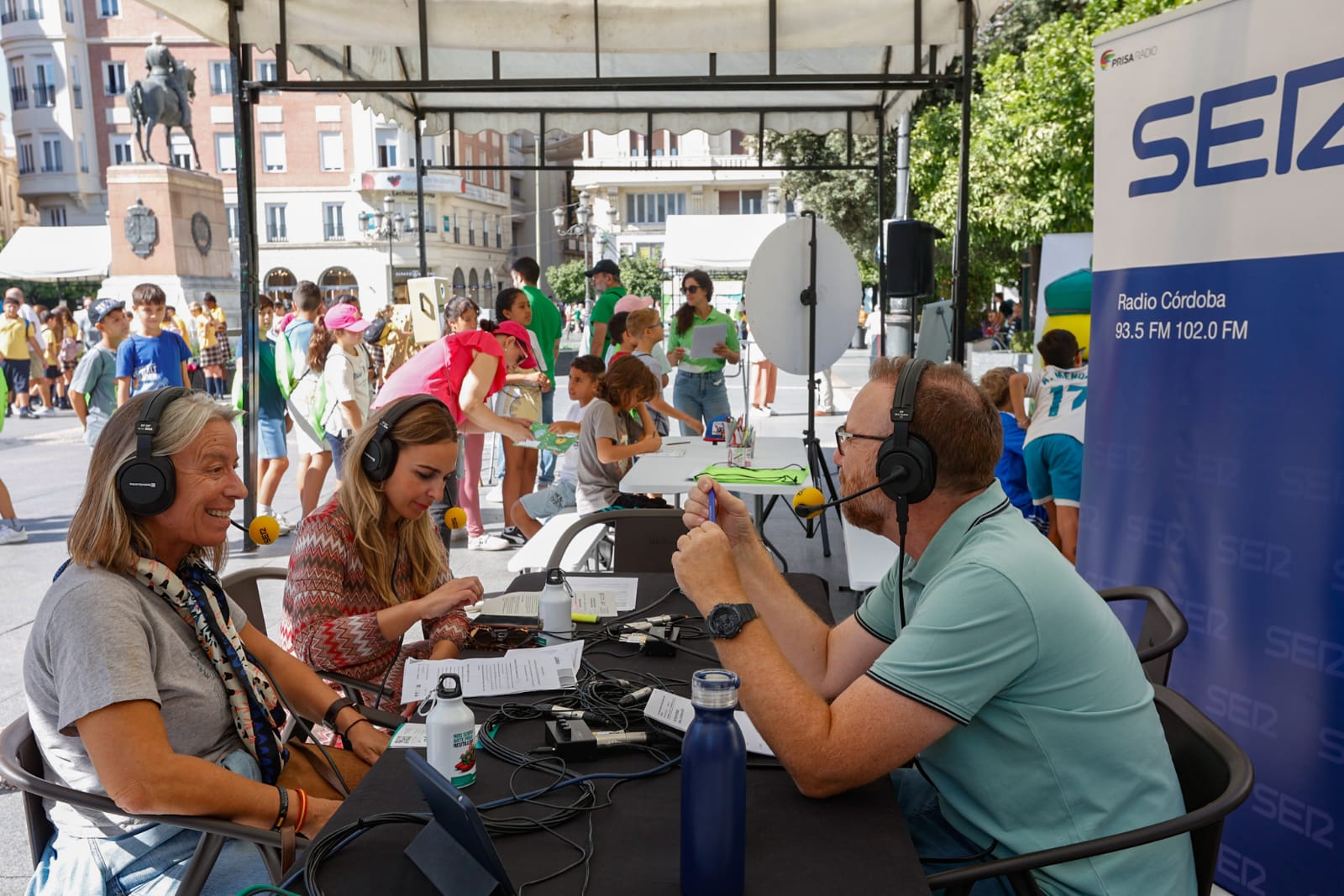 Isabel Albás, Narci Ruiz y José Manuel León en la Plaza de las Tendillas