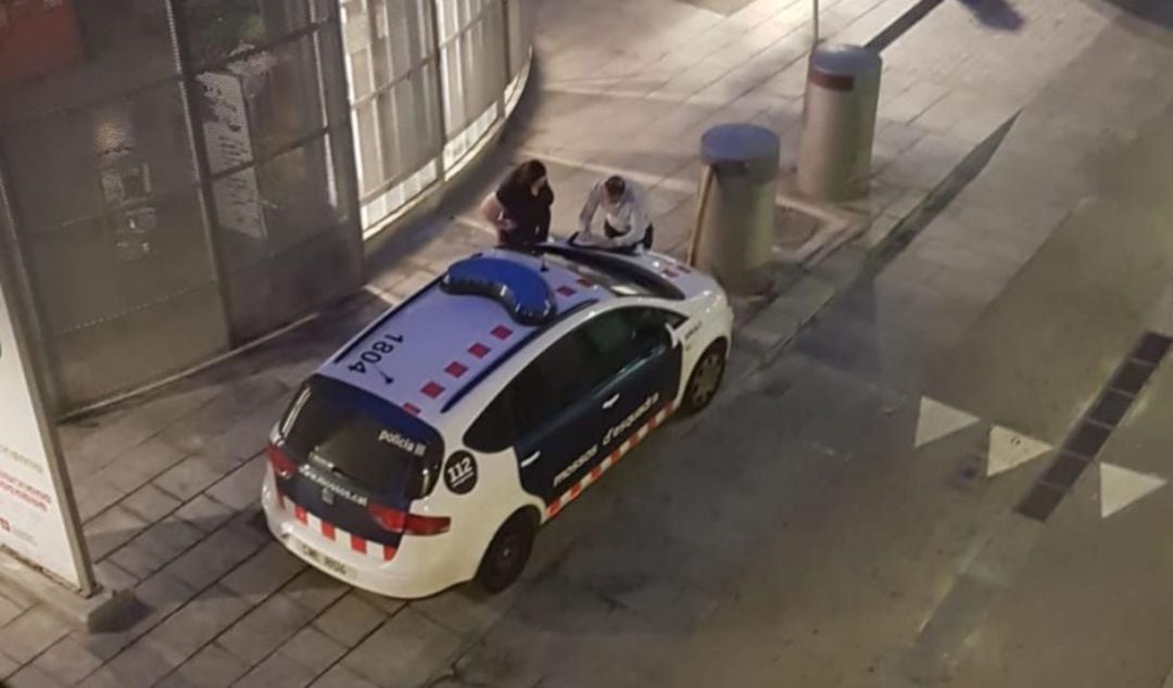 Imagen captada por un vecino del barrio en la que se aprecia cómo los Mossos d&#039;Esquadra toman declaración a vecinos de la zona del tiroteo