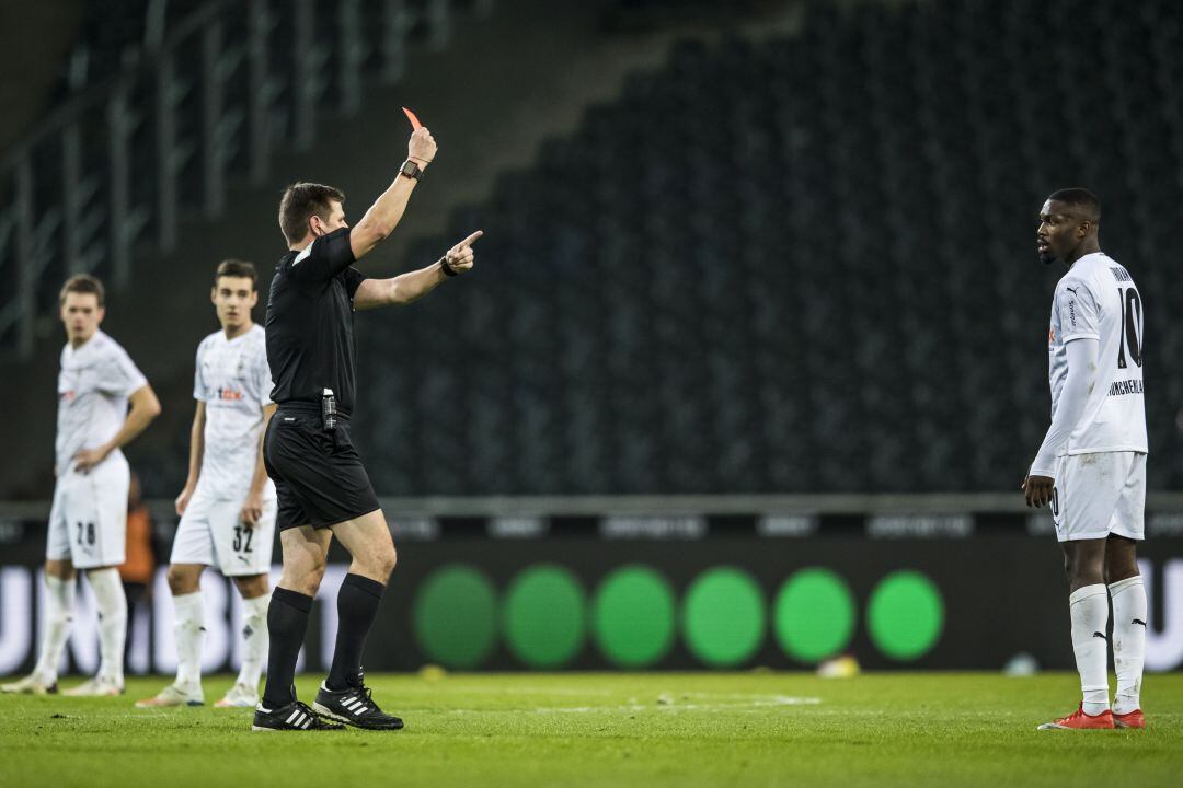 Marcus Thuram es expulsado por escupir a un rival. 