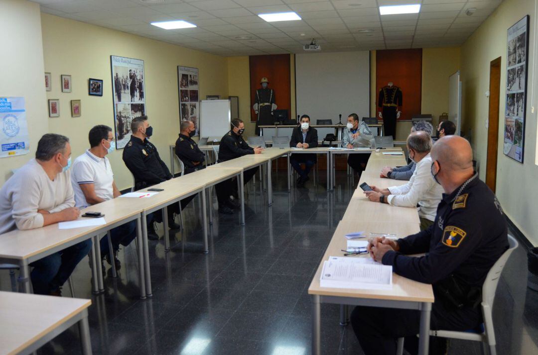 Un instante de la reunión del alcalde y de los concejales de Seguridad y Protección Civil con representantes de la Policía Local, Nacional, Protección Civil y servicios municipales