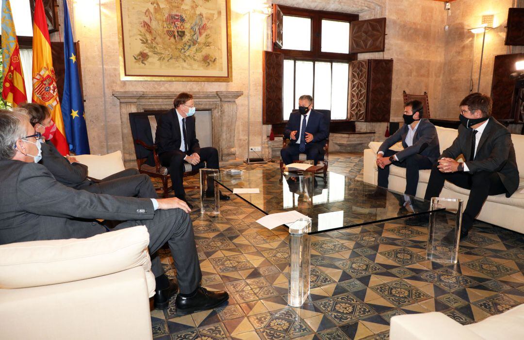 Ximo Puig durante la recepción a representantes de ATEVAL