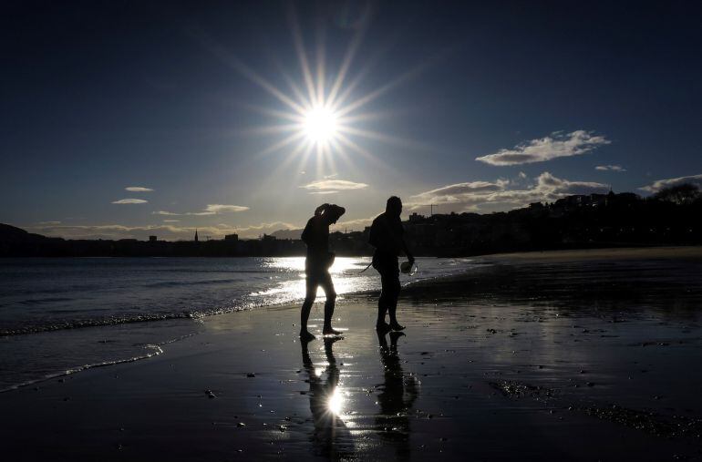 Dos hombres salen del agua la pasada semana en San Sebastián. 