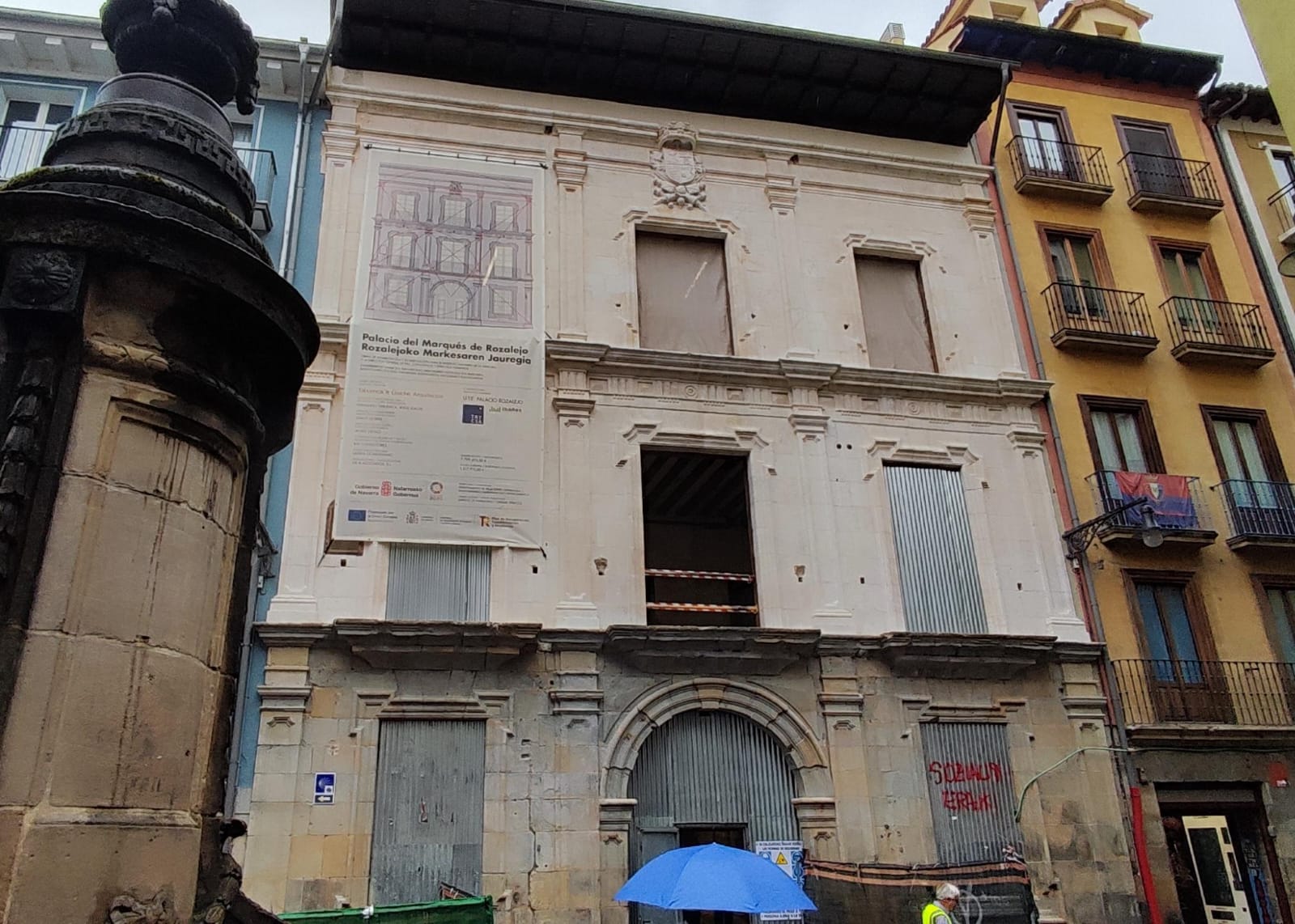 Fachada del palacio Marqués de Rozalejo en Pamplona