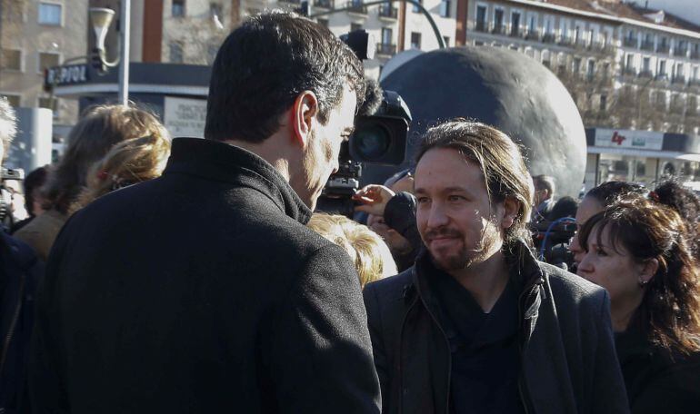 El secretario general del PSOE, Pedro Sánchez (i), y el líder de Podemos, Pablo Iglesias, se saludan