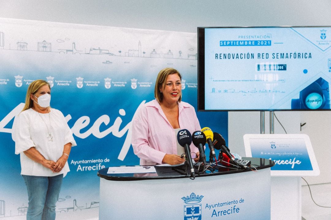 Ástrid Pérez y Ángela Hernández, presentando el inicio de la renovación semafórica.