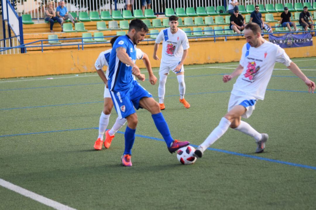 Lance del partido disputado entre el Guadix CF y el Linares Deportivo