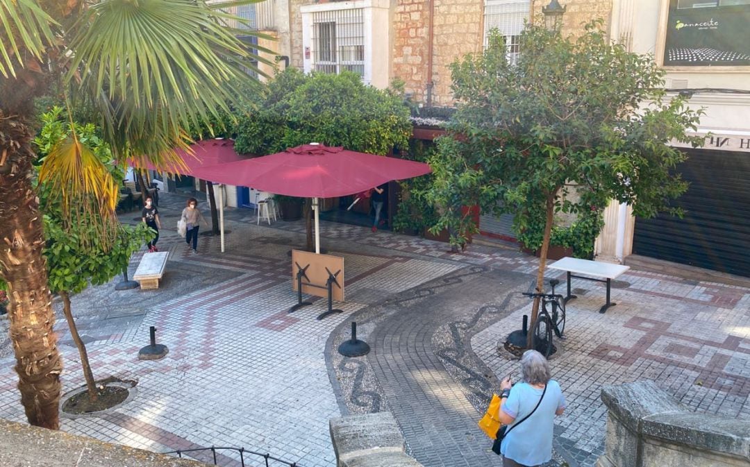 Un bar de la Plaza de El Pósito de la capital prepara la terraza para su reapertura.