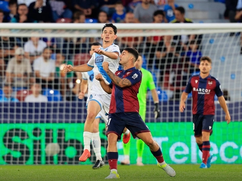 Un momento del partido entre Levante y Dépor