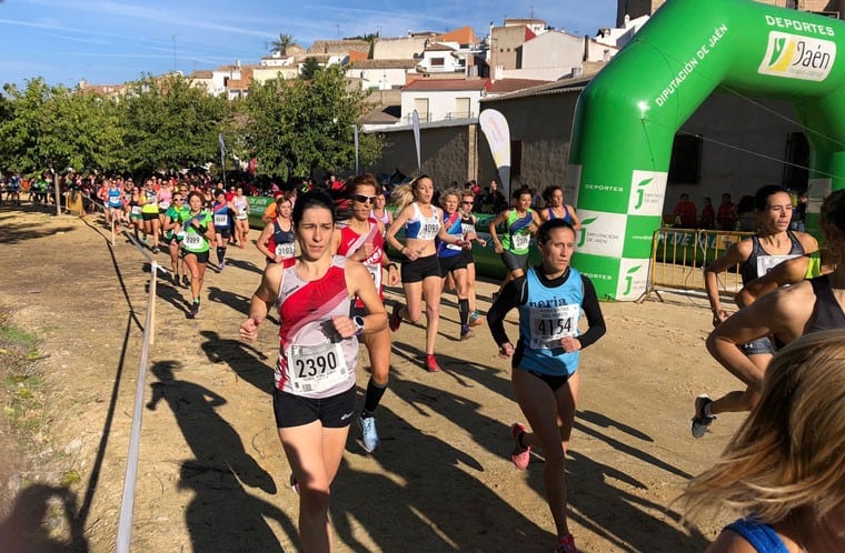 Los atletas participantes en una de las pruebas del Cross del Aceite toman la salida en el Circuito Manuel Pancorbo.