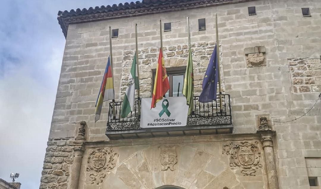 Banderas a media asta en el ayuntamiento de Castellar.