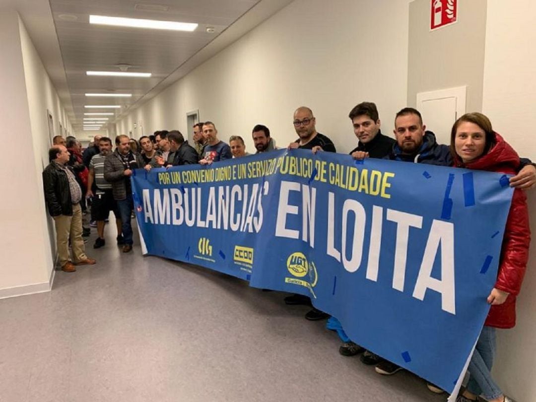 Personal de ambulancias encerrado en el Hospital Álvaro Cunqueiro