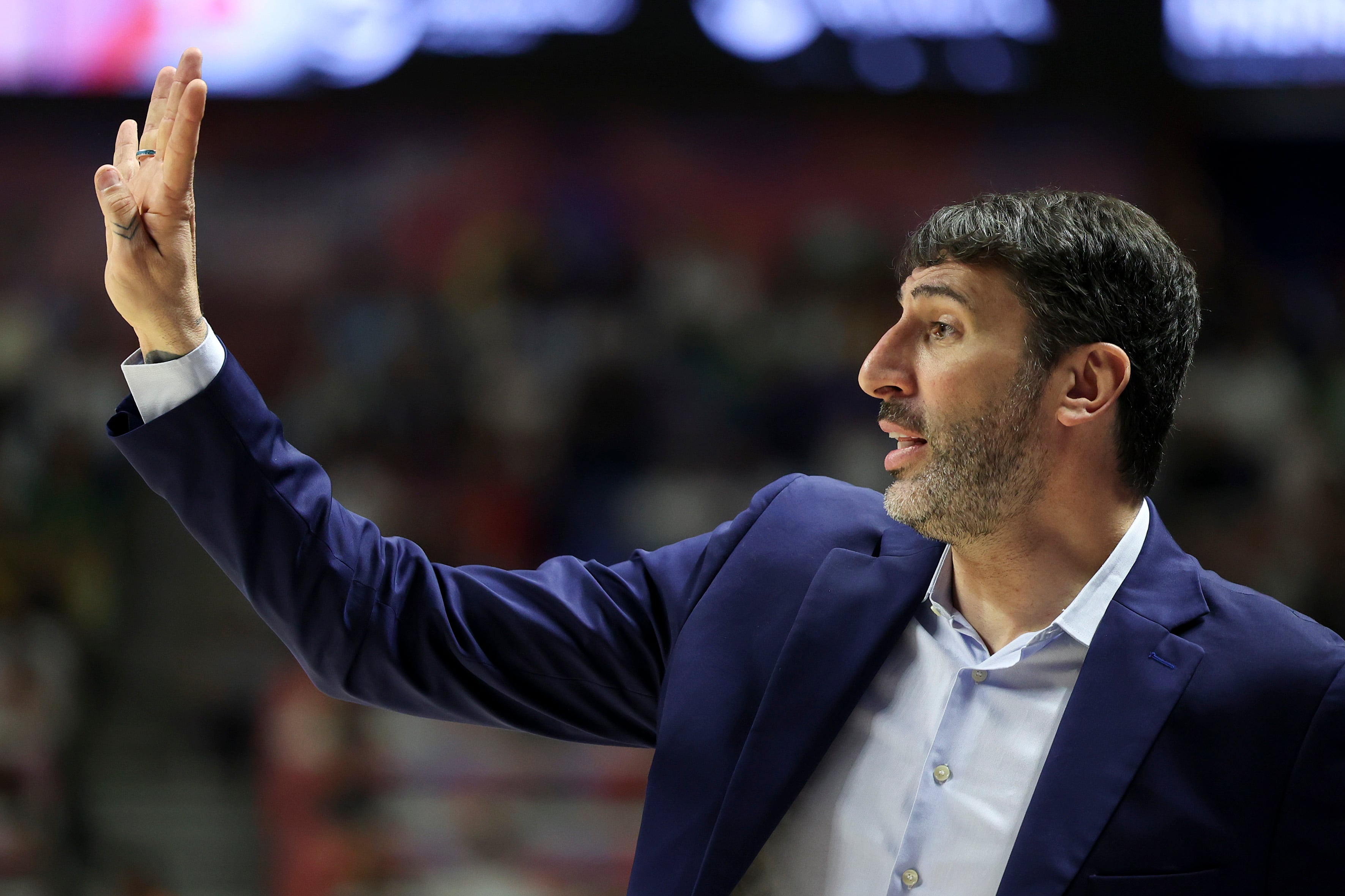 El entrenador del Valencia Basket, Álex Mumbrú, durante el partido de semifinales de la Copa del Rey que enfrenta a Real Madrid y Valencia Basket este sábado en el Palacio de los Deportes José María Martín Carpena, en Málaga. EFE/Daniel Pérez