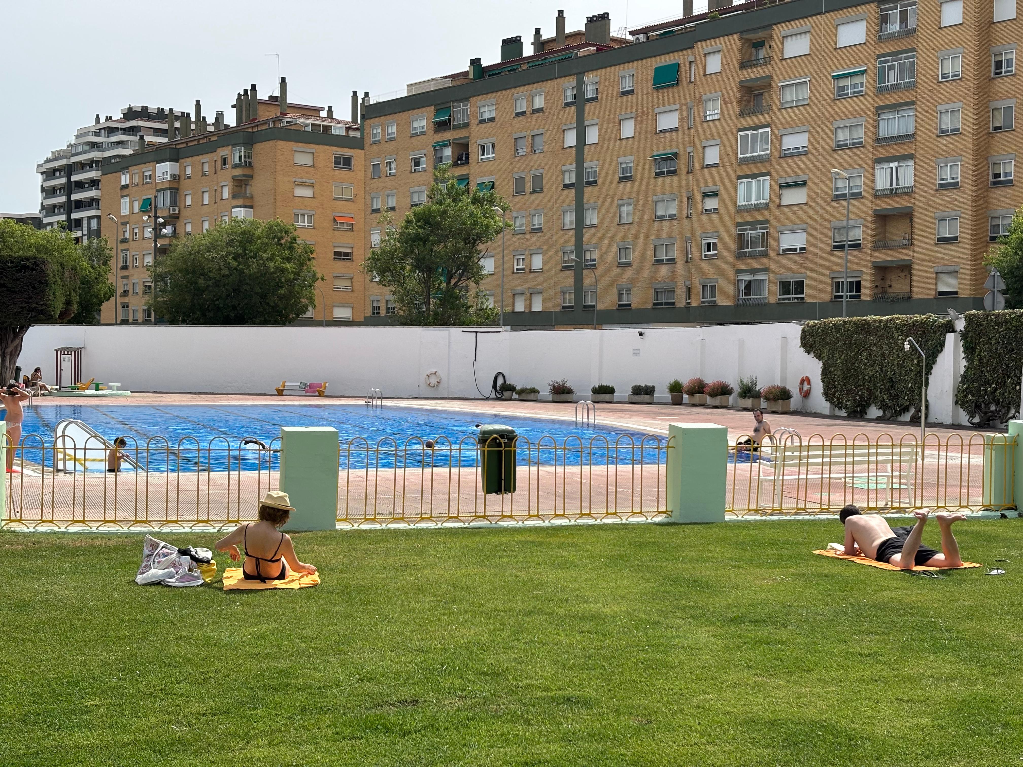 Los primeros bañistas ya han probado el agua de San Jorge
