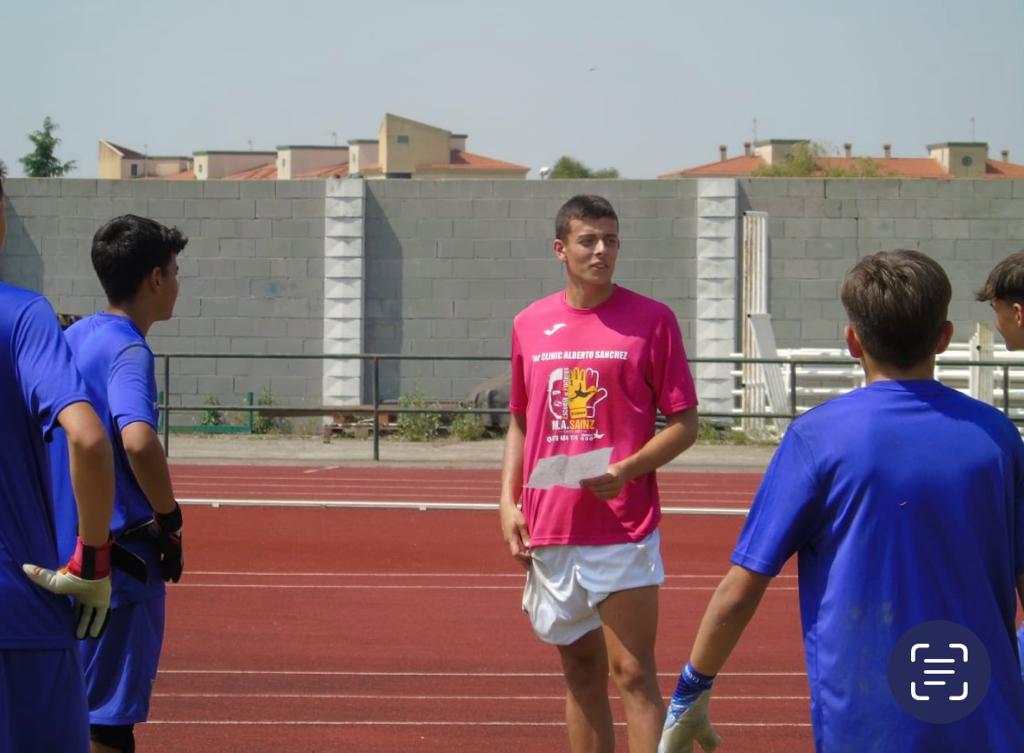 El gran meta placentino Alberto Sánchez, con sus alumnos.