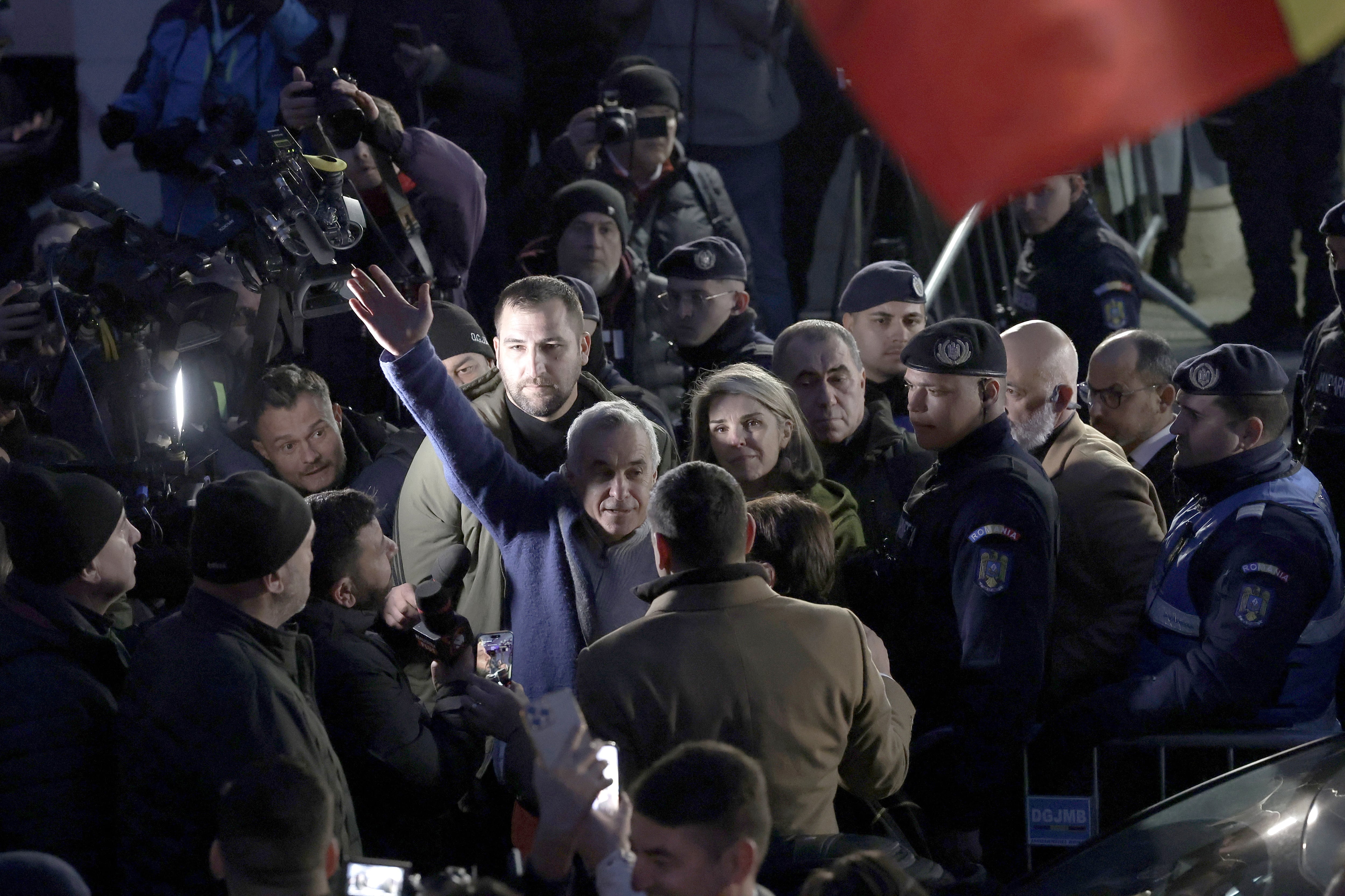 Calin Georgescu después de su interrogatorio ha levantado varias veces el brazo derecho en un gesto que ha recordado al saludo fascista