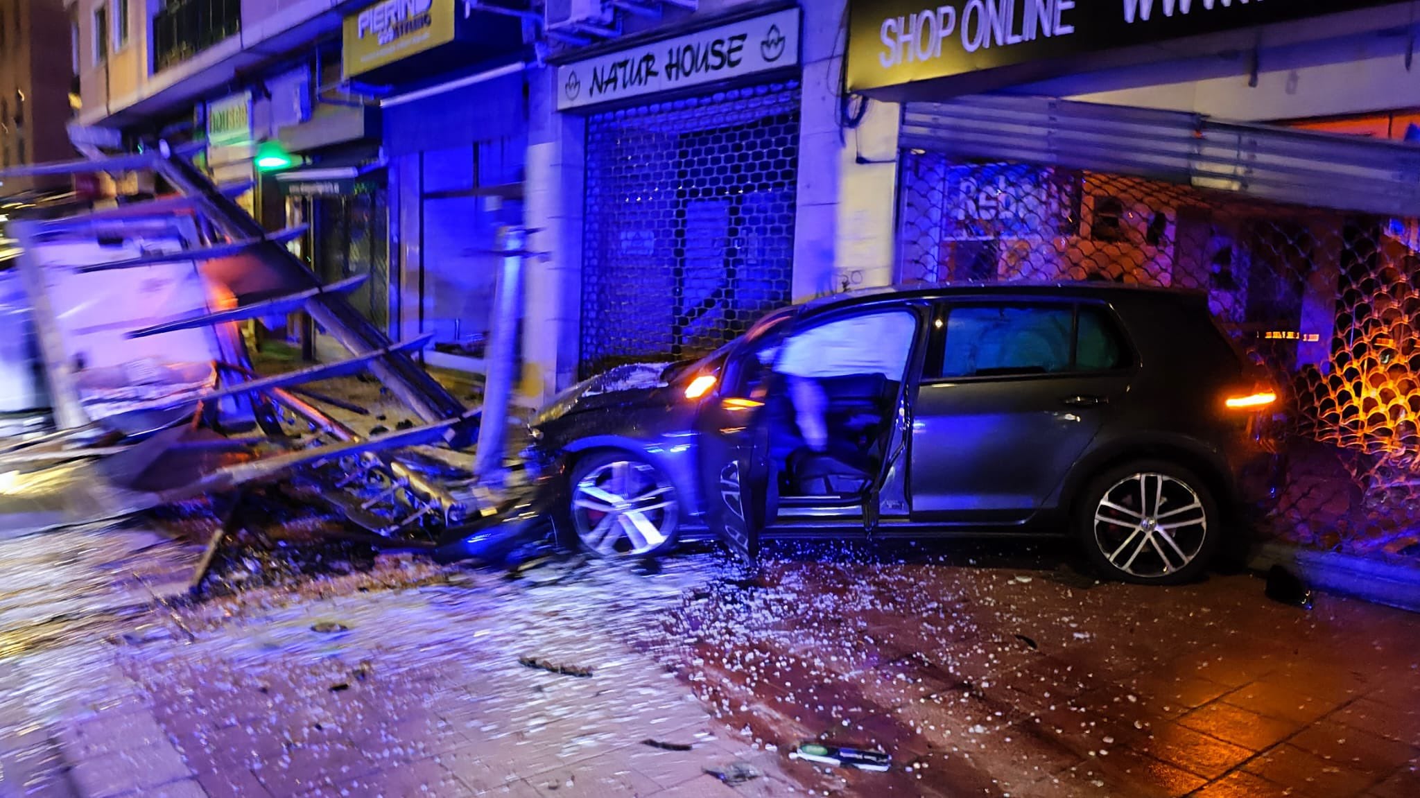 La marquesina quedó completamente destrozada