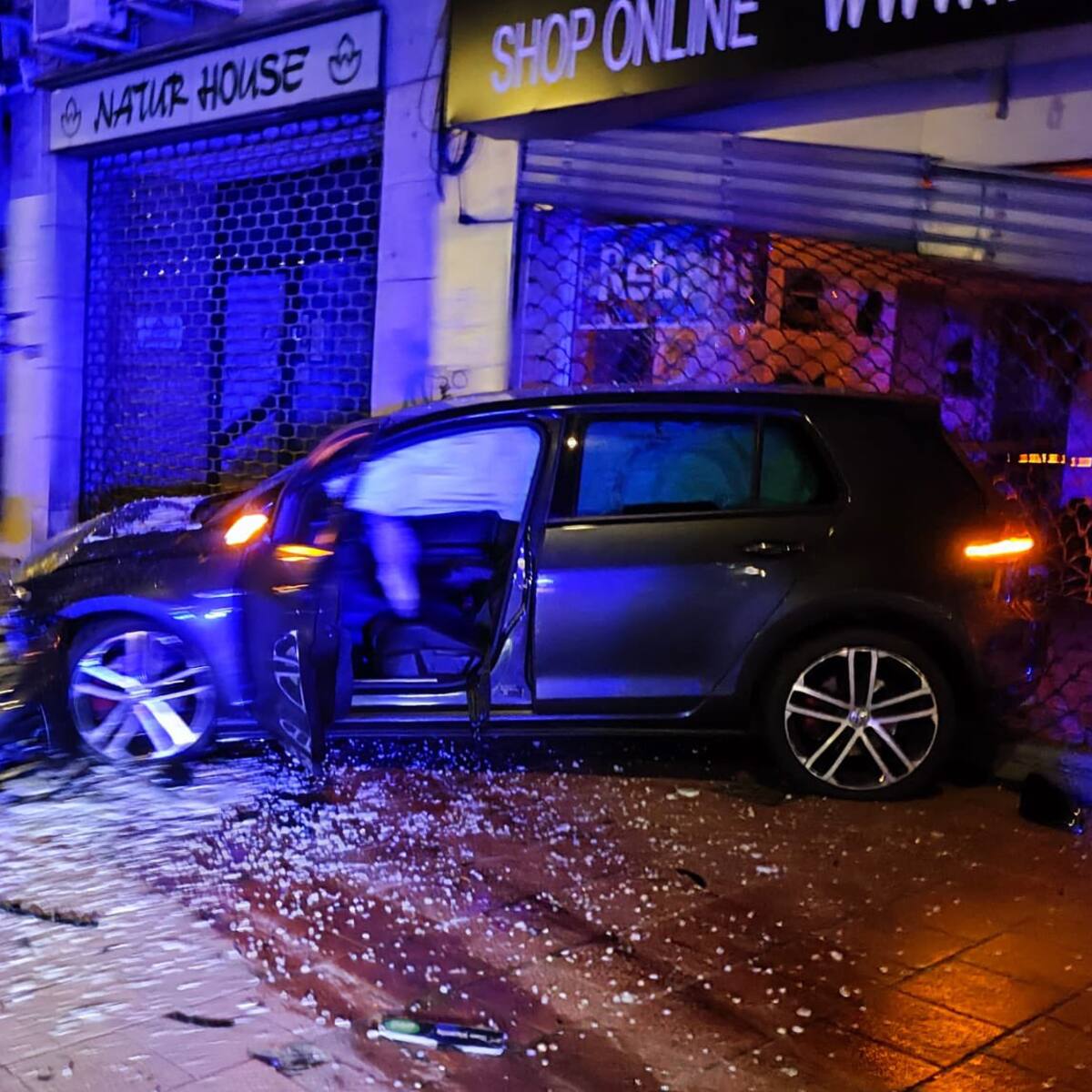 Destroza una marquesina de AUVASA con el coche, huye y da positivo en alcoholemia tras ser detenido