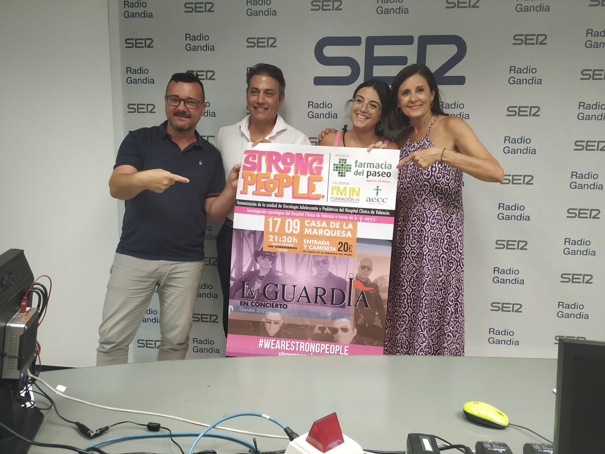 Los organizadores de la fiesta Strong People en los estudios de Radio Gandia SER.