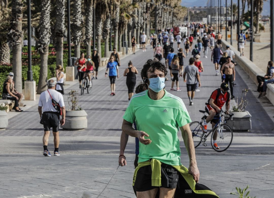 Deportistas en la playa de la Malvarrosa el primer día de salida en Valencia tras 48 días en casa por el coronavirus, en que los adultos pueden salir a pasear y a hacer deporte, en  Valencia