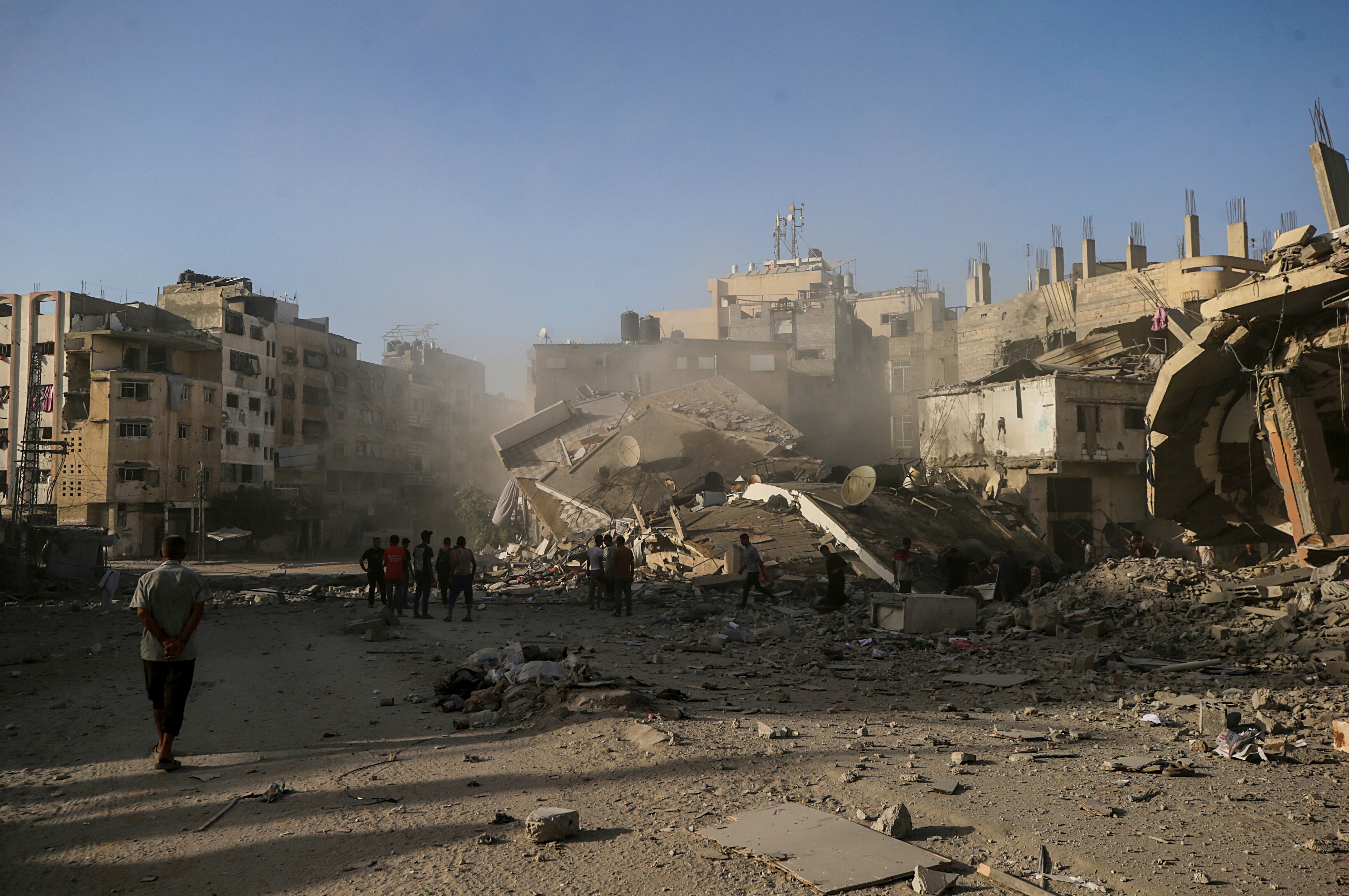 El humo se eleva en el edificio Al Harazin tras un ataque aéreo durante una operación militar israelí en la ciudad de Gaza, Franja de Gaza, el 3 de octubre de 2025.