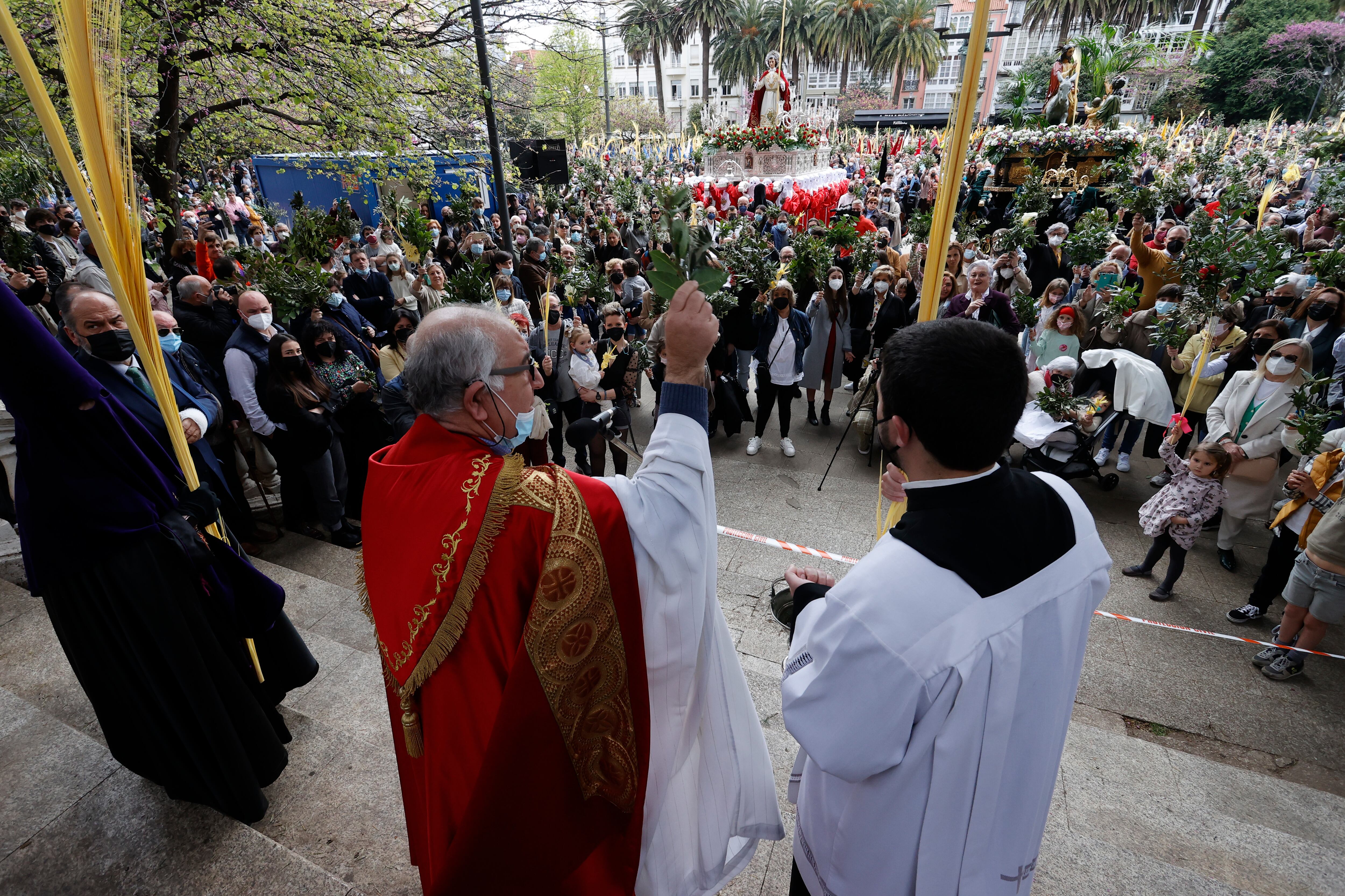 FERROL (A CORUÑA), 10/04/2022.- Bendición de ramos y procesión de la Borriquita en la Cofradía de los Dolores de Ferrol. Dos procesiones «bulliciosas y coloridas» abren hoy el Domingo de Ramos de la Semana Santa de Ferrol, después de dos años de parón por la pandemia. Los dos desfiles organizados por las cofradías de las Angustias y de Dolores rememoran la entrada de Jesús en Jerusalén y en ambos casos se celebrará, antes de que comience a caminar la Cruz de Guía, la bendición de las palmas y los ramos. EFE/Kiko Delgado