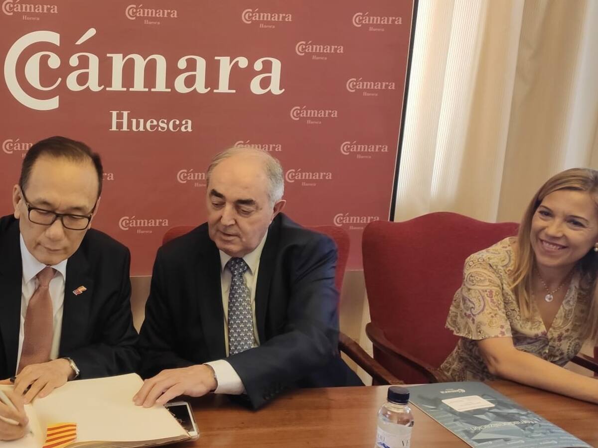 El embajador de Taiwan participa en una jornada de la Cámara de Huesca
