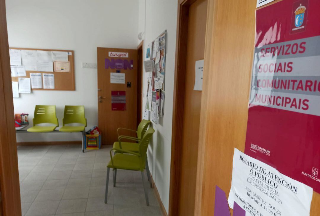 Entrada al departamento de Servicios Sociales de Tui.