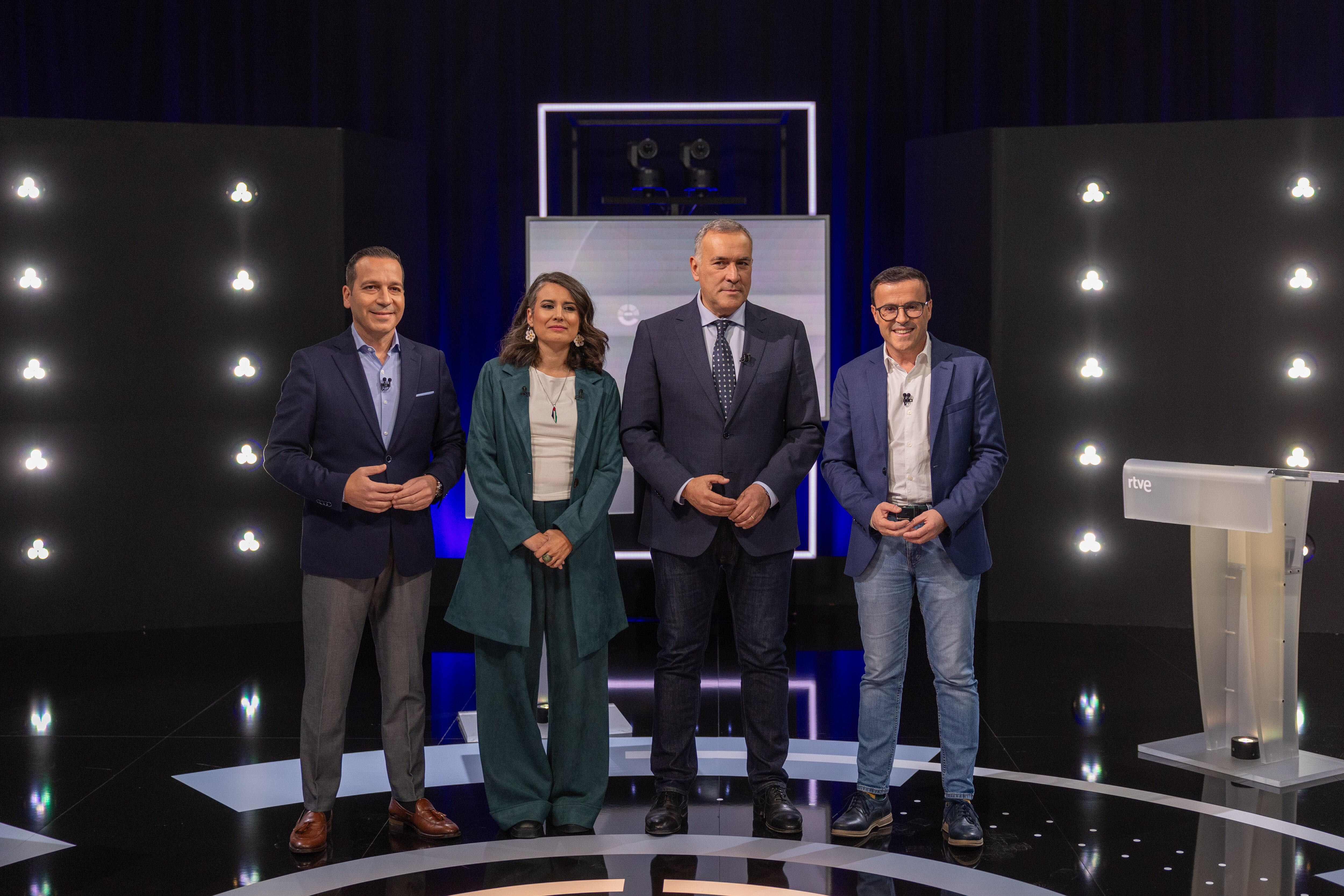 MÉRIDA, 18/12/2025.- El ente público de RTVE organiza una debate con motivo de las elecciones extremeñas, con presencia de los candidatos a la Presidencia de la Junta de Extremadura de PSOE (Miguel Ángel Gallardo), Vox (Óscar Fernández Calle) y Unidas por Extremadura (Irene de Miguel), pues la candidata del PP, María Guardiola, ha declinado participar. EFE/Jero Morales
