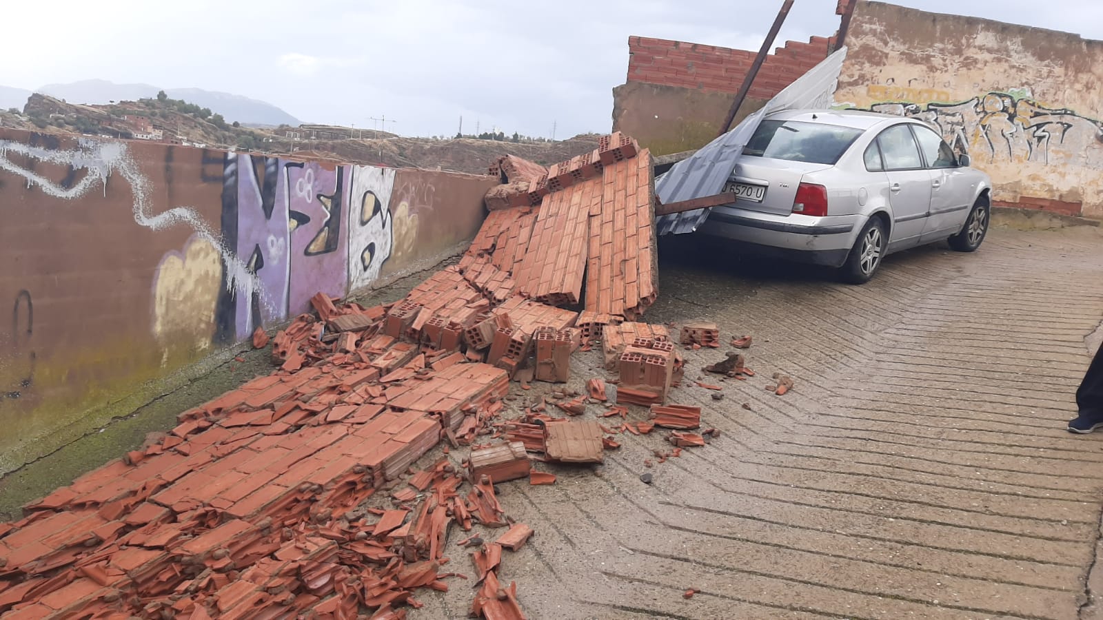 Muro de ladrillo derribado por la fuerte tormenta de Arnedo