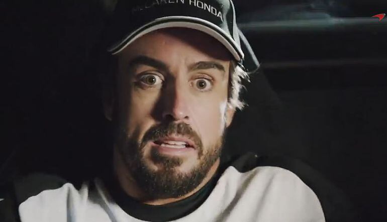 Fernando Alonso, con cara de asombro durante el vídeo de McLaren