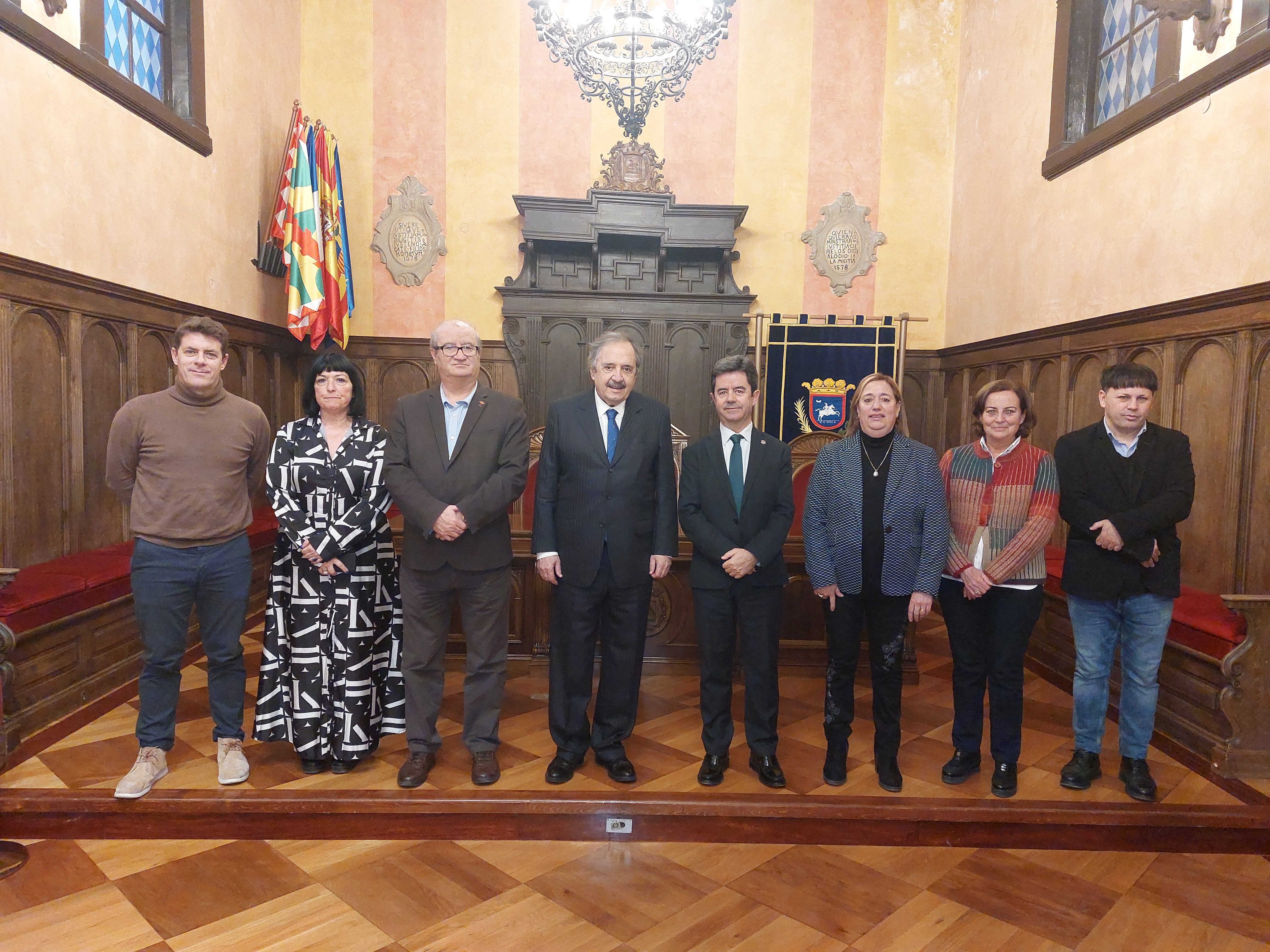Ricardo Alfonsín junto a Luis Felipe y el resto de representantes políticos del Ayuntamiento