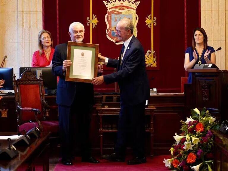 Momento de la entrega de la Medalla de Málaga a Pepe Bornoy por el alcalde Francisco De la Torre el pasado mes de mayo