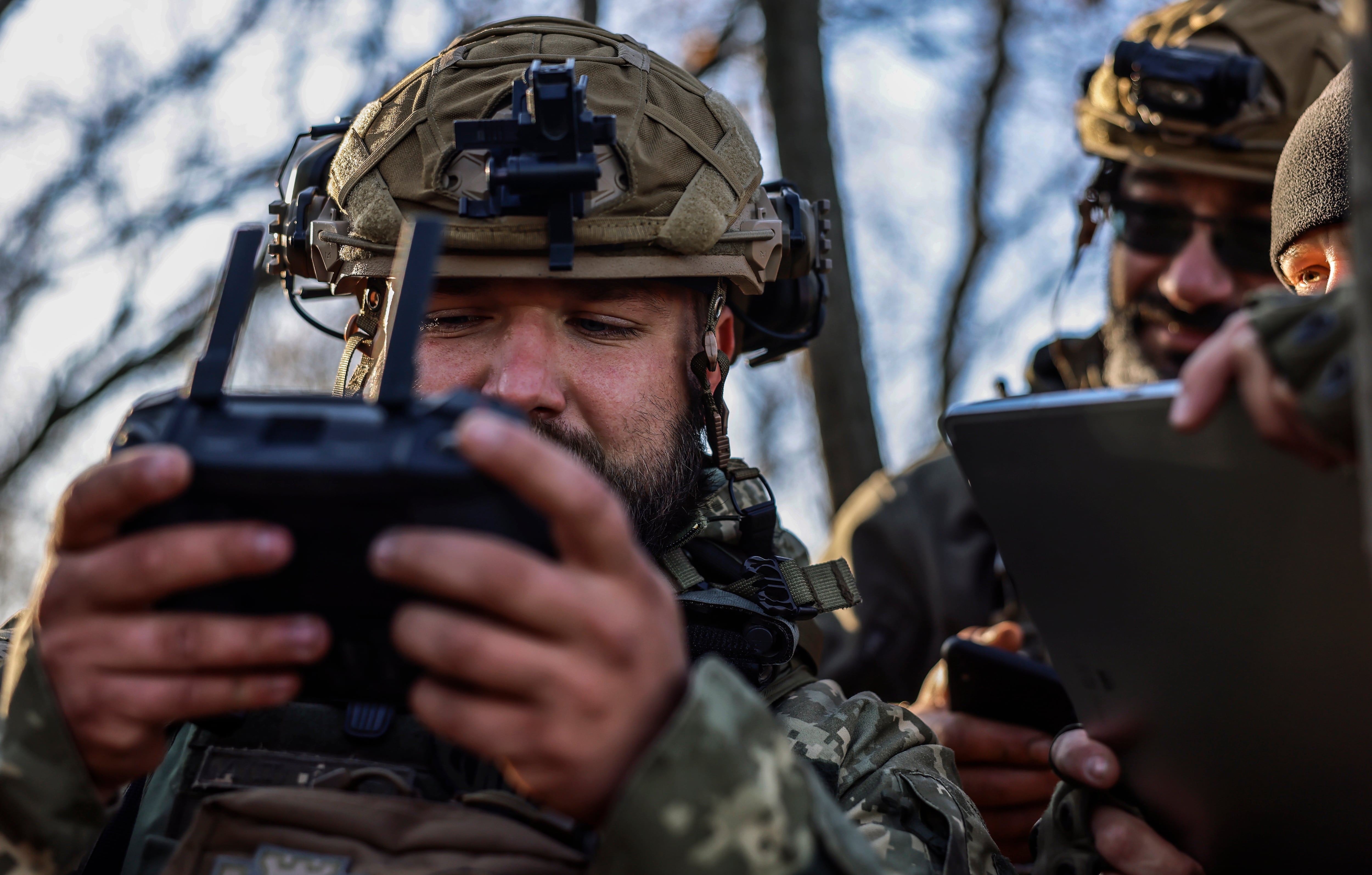 Varios soldados ucranianos operan con un dron a las afueras de Jersón