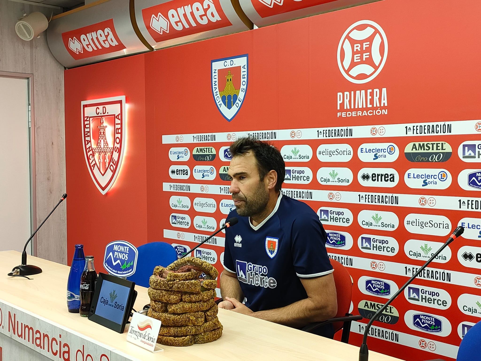 Iñaki Bea, entrenador del Numancia, en rueda de prensa en Los Pajaritos.