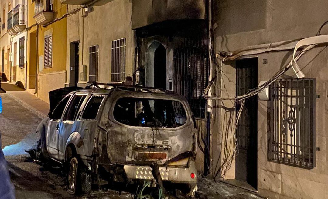 Estado en el que ha quedado la vivienda del alcalde de Navas de San Juan, Joaquín Requena, tras el incendio.