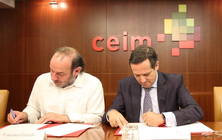 Juan Pablo Lázaro (CEIM) y Francisco Garrido (CEAR) durante la firma