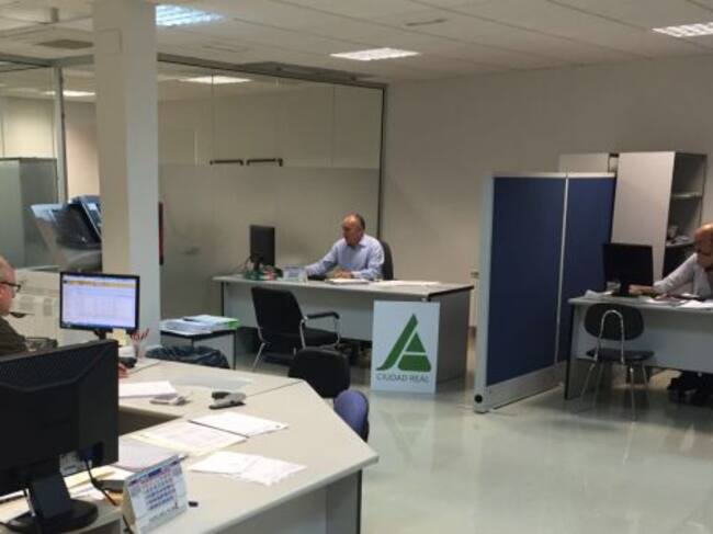 Técnicos de ASAJA en la sede de la organización agraria en la Avda del Rey Santo