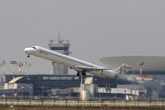 Un avión de la aerolínea Fly Romania despega del aeropuerto de Ber Gurión, Tel Aviv