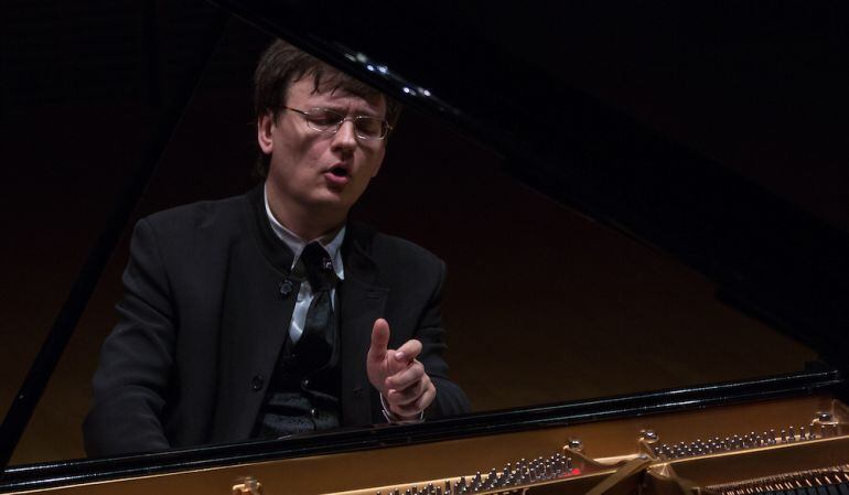 Alexander Yakovlev llega alPalau de la Música.
