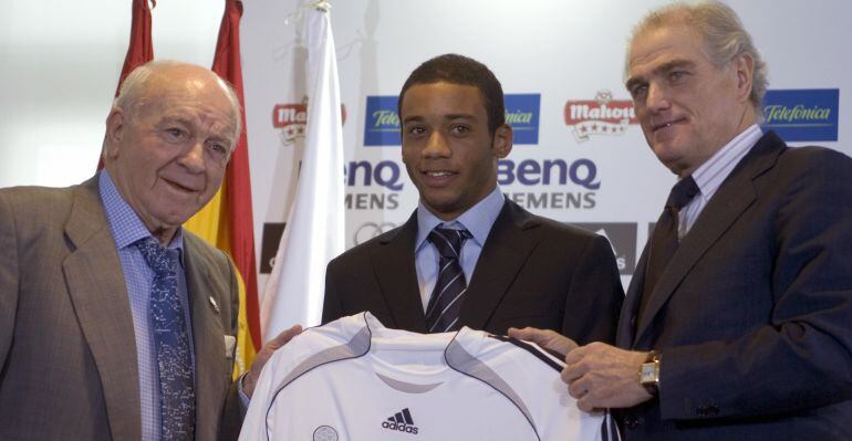 Ramón Calderón y Alfredo Di Stéfano posan junto a Marcelo en el día de su presentación