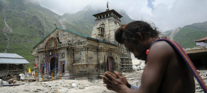 Un hombre rezando junto al lugar sagrado de Kedarnath después de las inundaciones que afectaron a la zona el 22 de junio