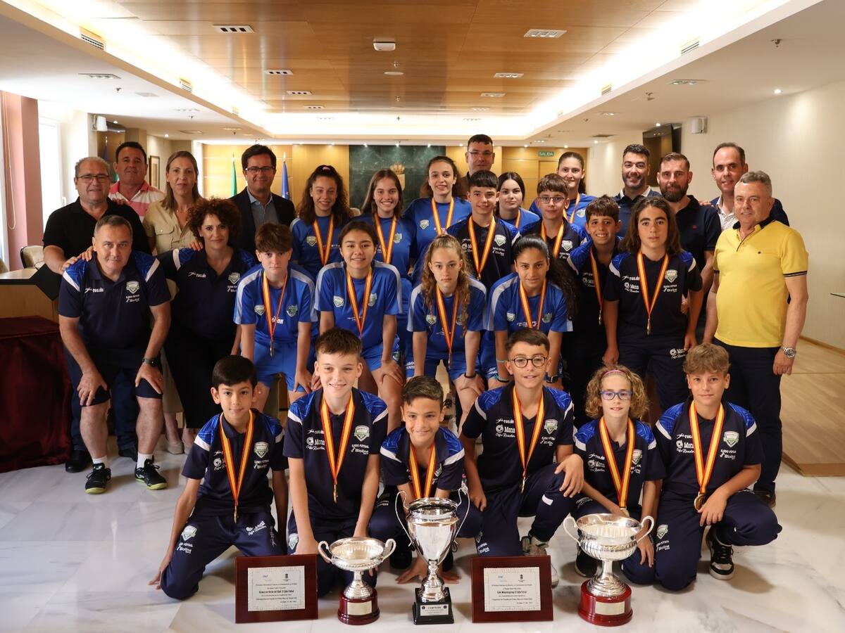 El alcalde recibe a los equipos Alevín Masculino y Cadete Femenino