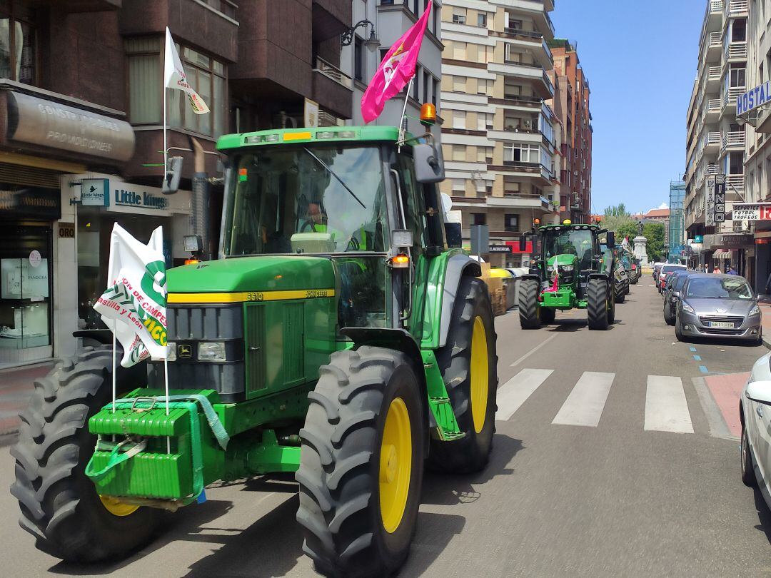 Los tractores de UCCL protestan en el centro de León