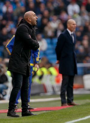 GRA156. MADRID, 17/01/2016.- El entrenador del Sporting, Abelardo Fernández (i) y el del Real Madrid, Zinedine Zidane, durante el partido de la vigésima jornada de liga en Primera División contra el Sporting de Gijón, disputado esta tarde en el estadio Sa