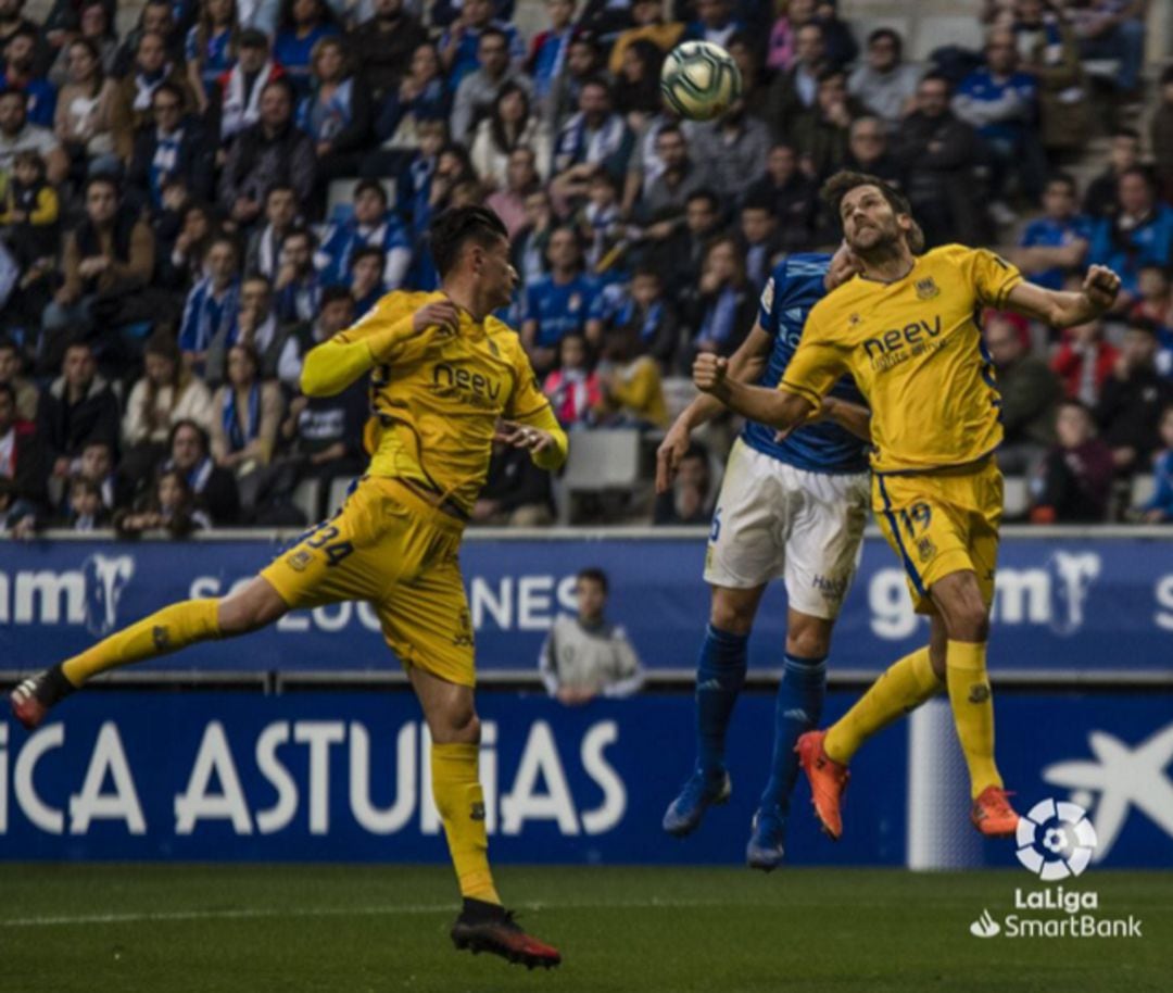 Jugada entre el Alcorcón y  el Oviedo